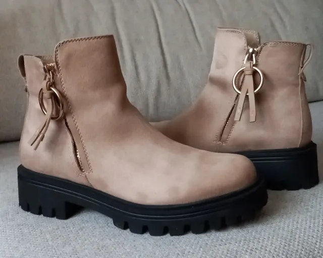 Botas beige con cremallera dorada