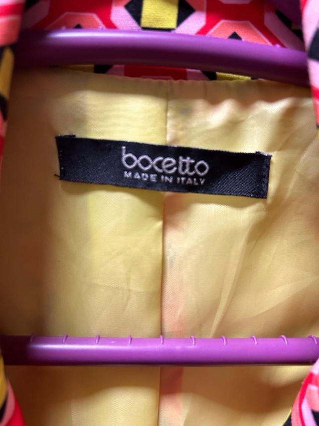 Blazer y pantalón con  estampado geométrico.