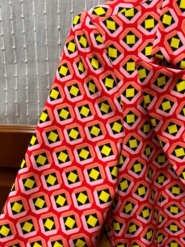 Blazer y pantalón con  estampado geométrico.