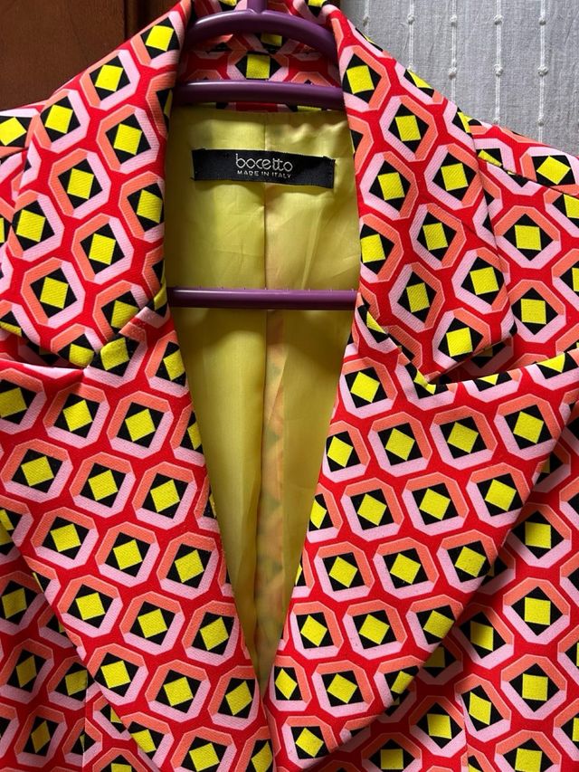 Blazer y pantalón con  estampado geométrico.