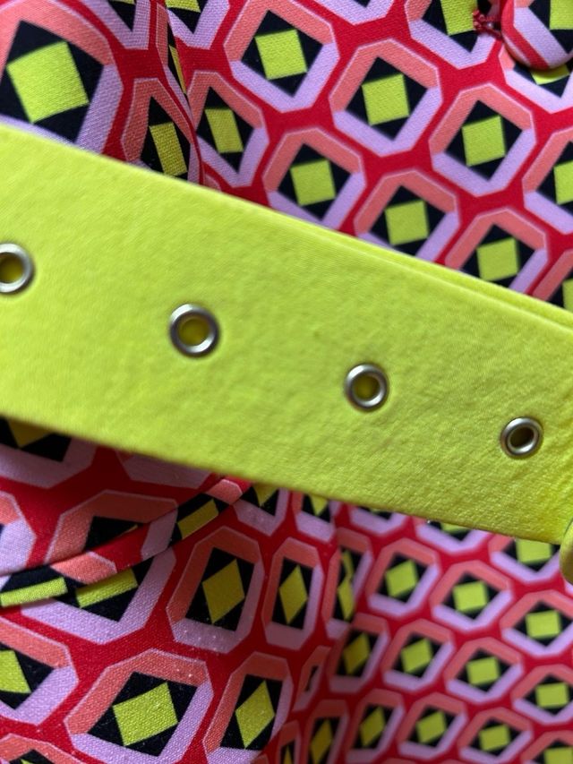 Blazer y pantalón con  estampado geométrico.