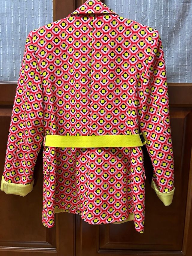 Blazer y pantalón con  estampado geométrico.