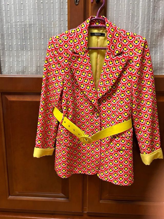 Blazer y pantalón con  estampado geométrico.