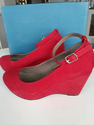 Zapatos de cuña rojos con pulsera