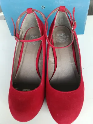 Zapatos de cuña rojos con pulsera