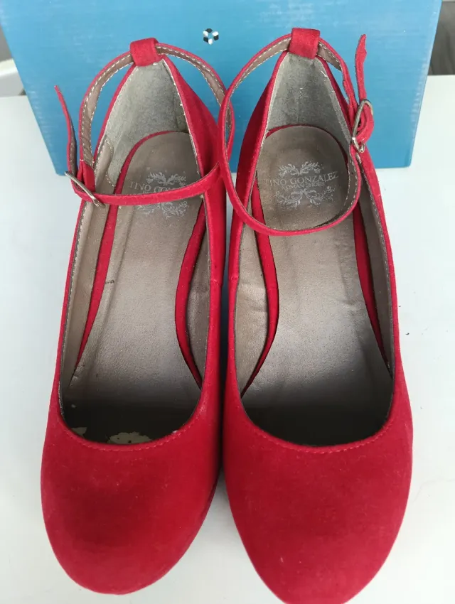 Zapatos de cuña rojos con pulsera