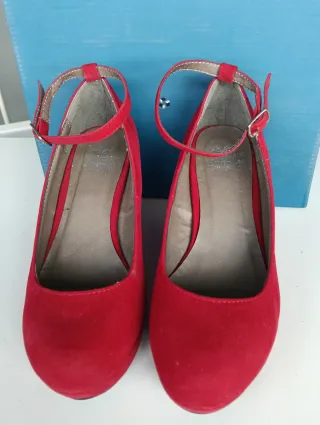 Zapatos de cuña rojos con pulsera