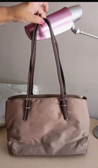 Bolso de hombro beige y marrón