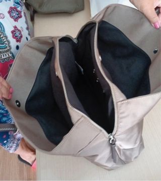 Bolso de hombro beige y marrón