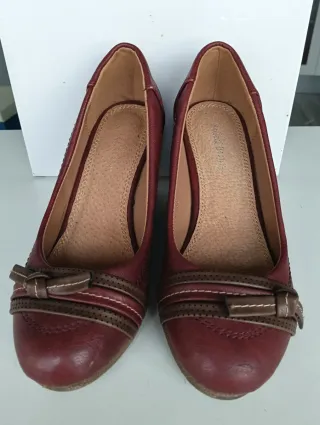 Zapatos de tacón rojos y marrones