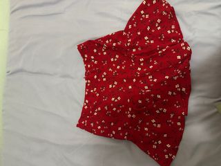 Falda vuelo flores roja