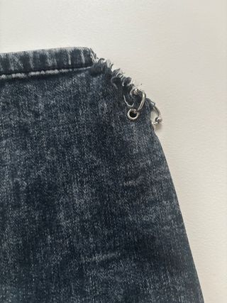 Jeans Desgastados Talle Alto con Detalles Metálico