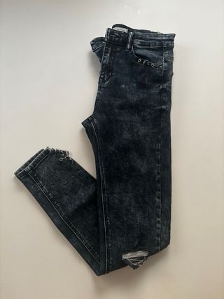 Jeans Desgastados Talle Alto con Detalles Metálico