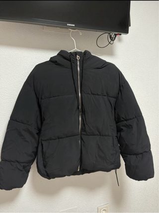 Abrigo negro acolchado con capucha