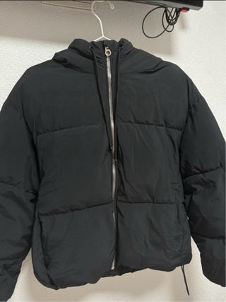 Abrigo negro acolchado con capucha