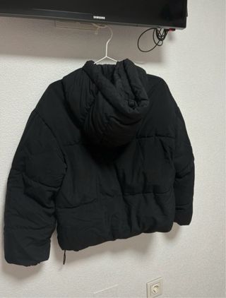 Abrigo negro acolchado con capucha