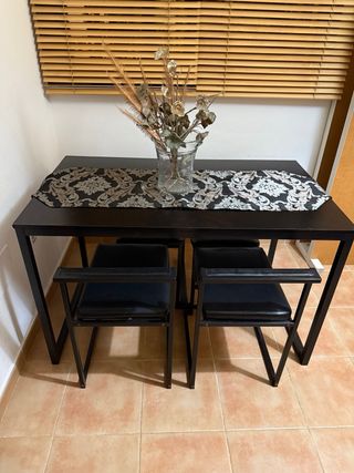 Mesa de comedor y 4 sillas negras
