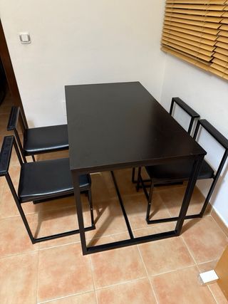 Mesa de comedor y 4 sillas negras