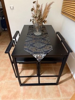 Mesa de comedor y 4 sillas negras