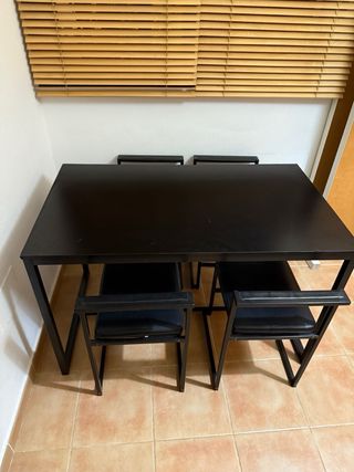 Mesa de comedor y 4 sillas negras