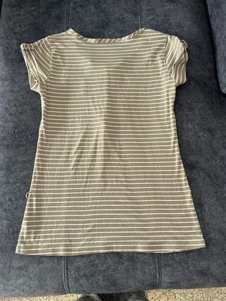Camiseta de rayas beige y blanca