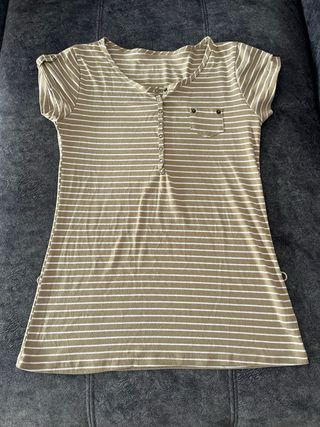 Camiseta de rayas beige y blanca