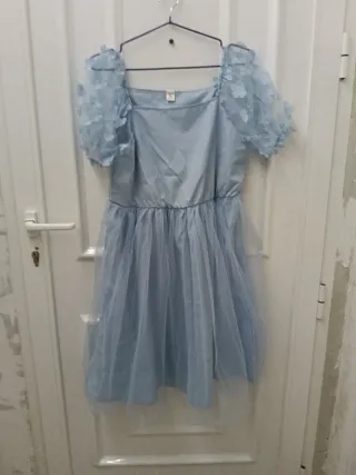 Vestido azul con mangas de tul
