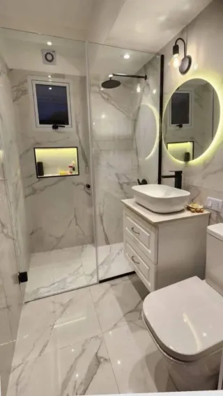 Baño completo moderno mármol
