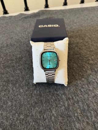 Reloj Casio Plateado y dial azul Turquesa