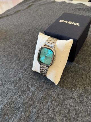 Reloj Casio Plateado y dial azul Turquesa