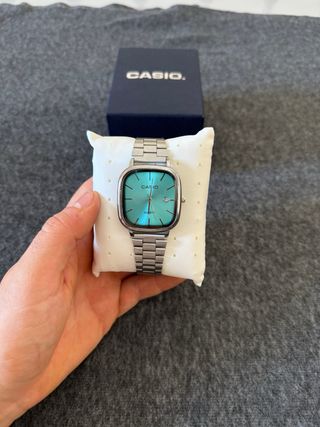 Reloj Casio Plateado y dial azul Turquesa