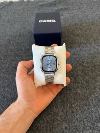 Reloj Casio Cuarzo Plateado y dial Azul