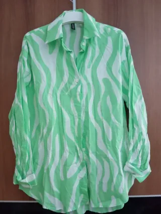 Camisa verde y blanca estampada