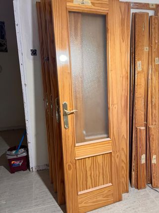 Puertas de madera de pino, ideal para reformas. 