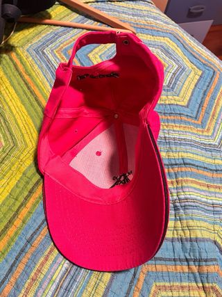 Gorra Roja con Bordado Negro