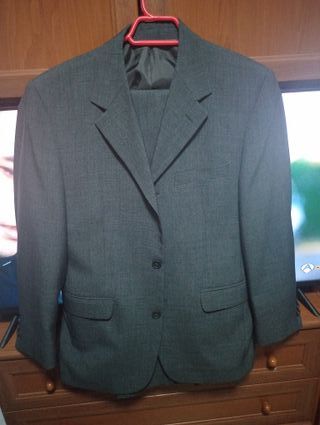 Traje de hombre gris y chaquetas  de mujer