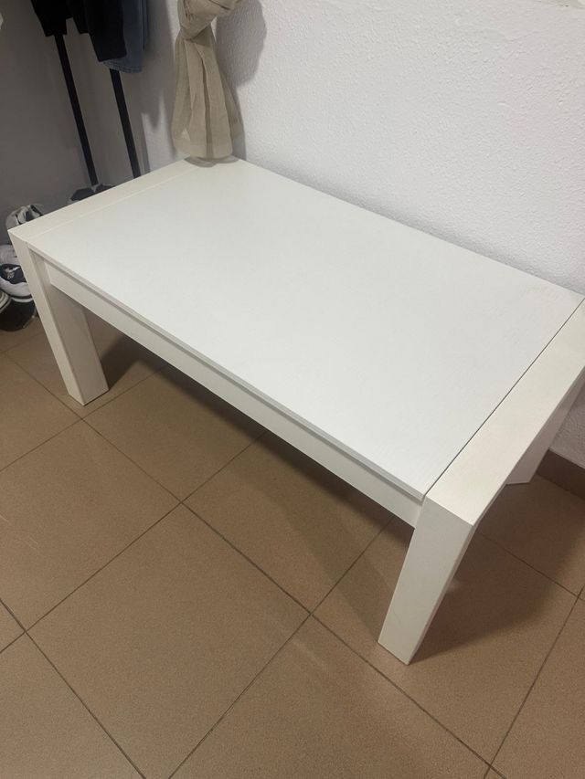 Mesa baja de madera blanca