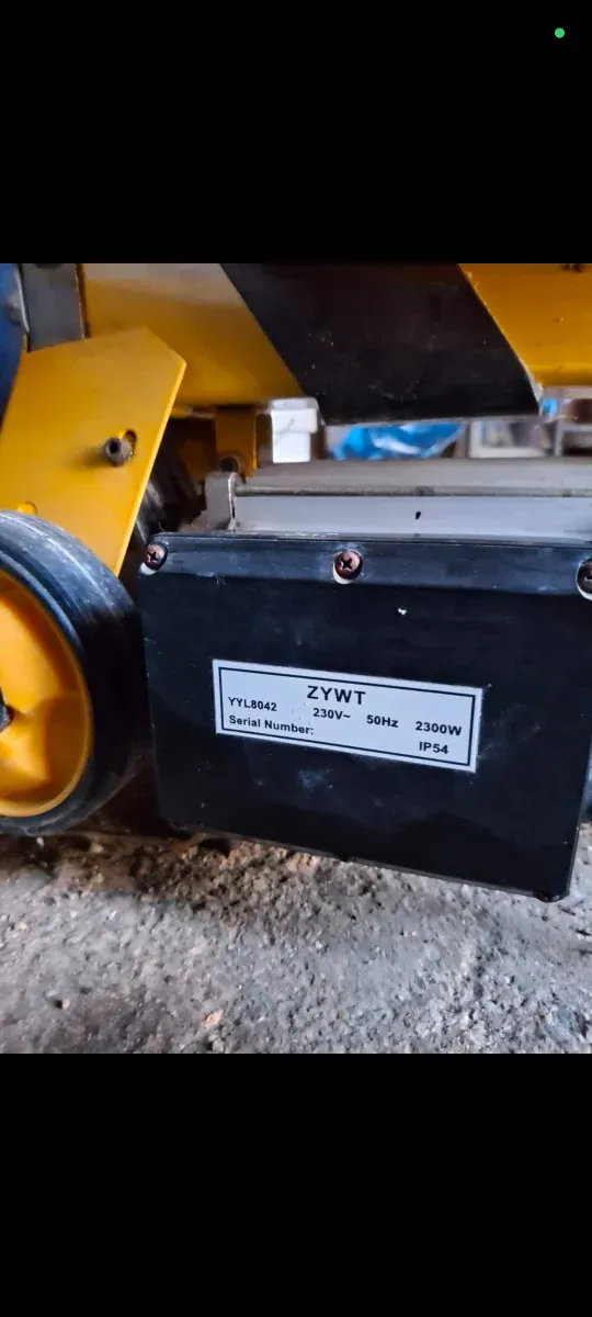 Cippatrice elettrica gialla