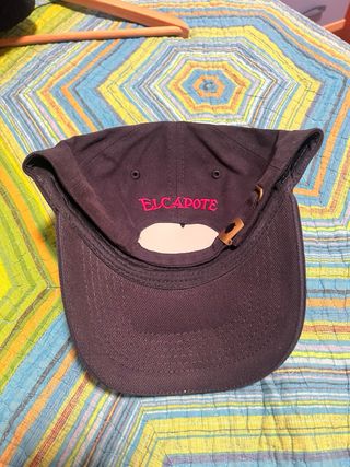 Gorra negra con bordado rojo