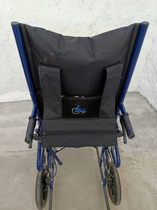 silla de ruedas con respaldo alto, apenas usada