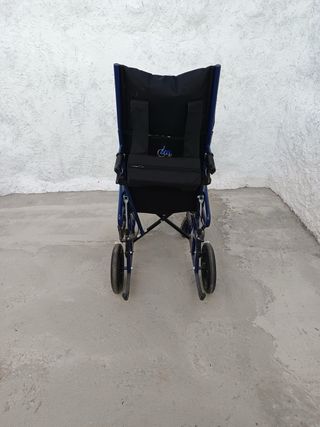 silla de ruedas con respaldo alto, apenas usada