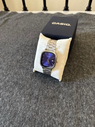 Reloj Casio plateado y dial azul marino