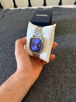 Reloj Casio plateado y dial azul marino