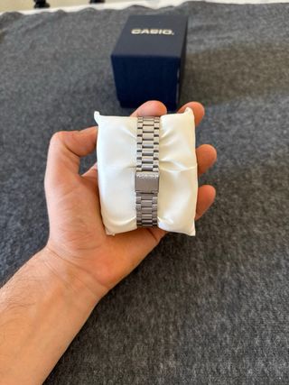 Reloj Casio plateado y dial azul marino
