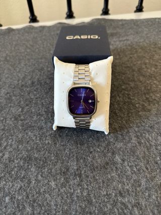 Reloj Casio plateado y dial azul marino