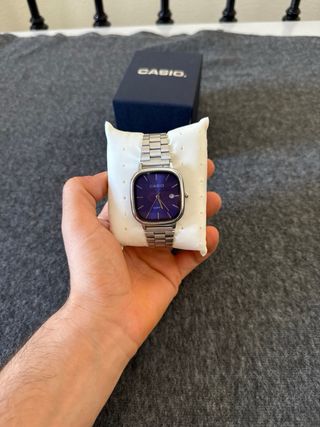 Reloj Casio plateado y dial azul marino