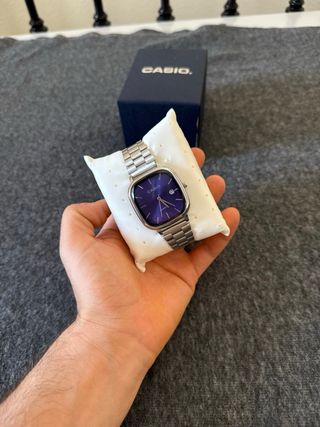 Reloj Casio plateado y dial azul marino