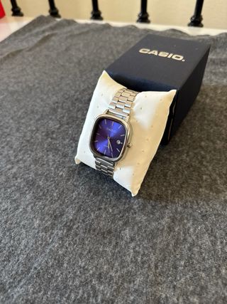 Reloj Casio plateado y dial azul marino