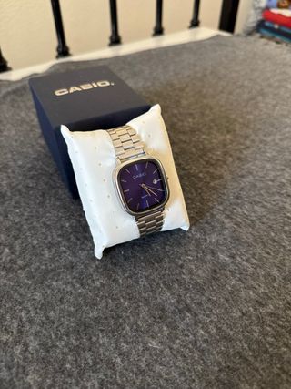 Reloj Casio plateado y dial azul marino