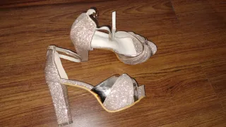 Zapatos de tacón dorados con purpurina